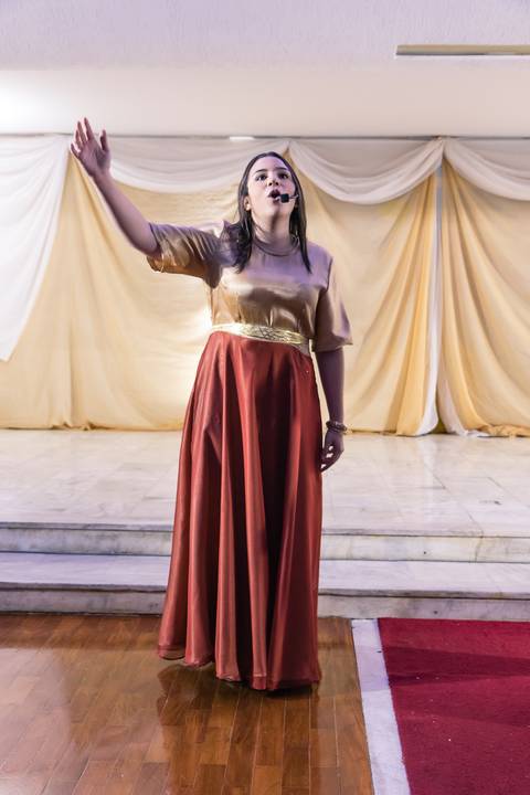 Rebeca adorando a Deus Igreja Batista da Floresta pelo fotógrafo Douglas Maia'