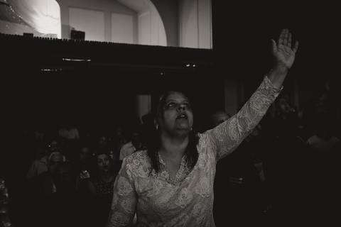 Eliane louvando a Deus Igreja Batista da Floresta pelo fotógrafo Douglas Maia'