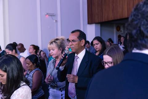 Pastor orando Igreja Batista da Floresta pelo fotógrafo Douglas Maia'