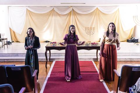 Marjore, Júlia e Rebeca louvando a Deus Igreja Batista da Floresta pelo fotógrafo Douglas Maia'