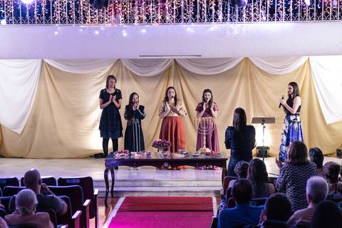 Yohanna, Marjore, Rebeca e Júlia recebem agradecimento Igreja Batista da Floresta pelo fotógrafo Douglas Maia'