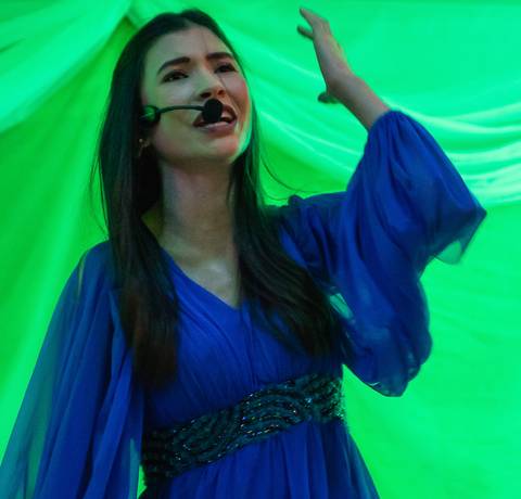 Julia cantando e dançando Igreja Batista da Floresta pelo fotógrafo Douglas Maia'