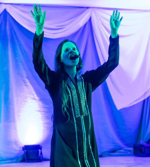 Marjore cantando Igreja Batista da Floresta pelo fotógrafo Douglas Maia'