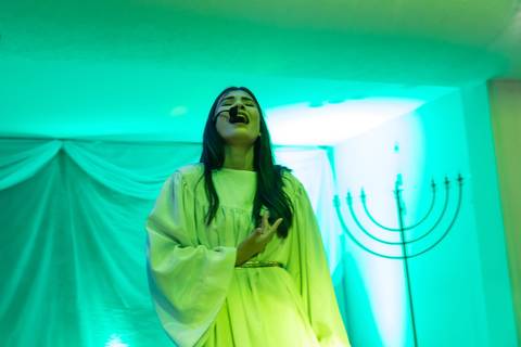 Júlia canta Holy Night Igreja Batista da Floresta pelo fotógrafo Douglas Maia'