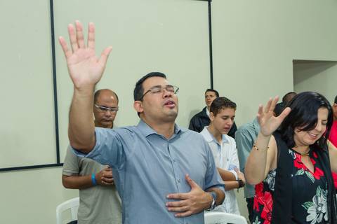 Homem louvando a Deus pelo fotógrafo Douglas Maia'