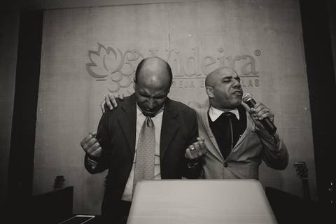 Pastor orando Igreja Videira pelo fotógrafo Douglas Maia'