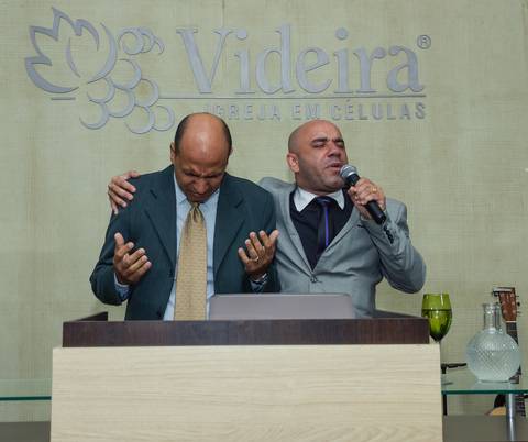 Momento de oração Igreja Videira pelo fotógrafo Douglas Maia'