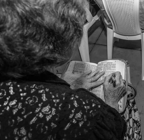 Estudando a Bíblia Igreja Videira pelo fotógrafo Douglas Maia'