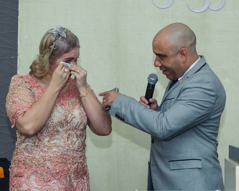 Pastora Kenia muito emocionada Culto de Consagração-Pastora-Kenia Almeida pelo fotógrafo Douglas Maia'