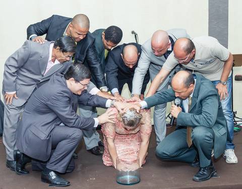 Oração pela nova Pastora Culto de Consagração-Pastora-Kenia Almeida pelo fotógrafo Douglas Maia'