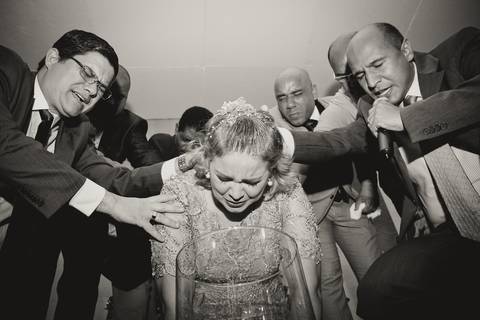 Intercessão pela Pastora Kenia Culto de Consagração-Pastora-Kenia Almeida pelo fotógrafo Douglas Maia'