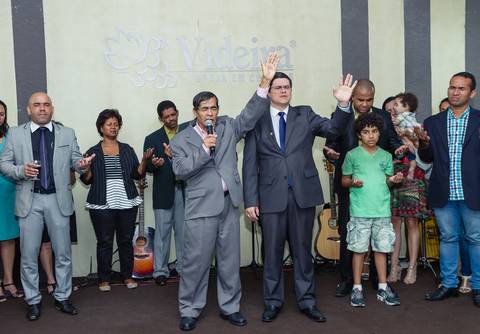 Pastor abençoando a igreja Culto de Consagração-Pastora-Kenia Almeida pelo fotógrafo Douglas Maia'