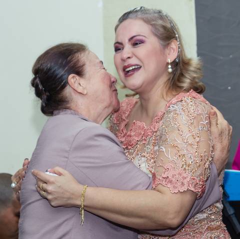 Pastora Kenia recebe abraço Culto de Consagração-Pastora-Kenia Almeida pelo fotógrafo Douglas Maia'
