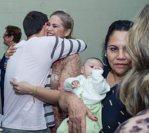 Pastora Kenia recebe os cumprimentos Culto de Consagração-Pastora-Kenia Almeida pelo fotógrafo Douglas Maia'