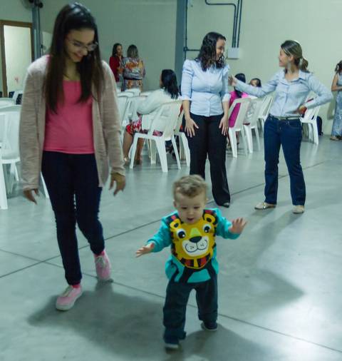 Nicolas andando Culto Igreja Videira Vila Velha-ES pelo fotógrafo Douglas Maia'
