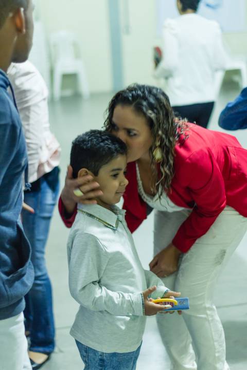 Carinho com as crianças Culto Igreja Videira Vila Velha-ES pelo fotógrafo Douglas Maia'