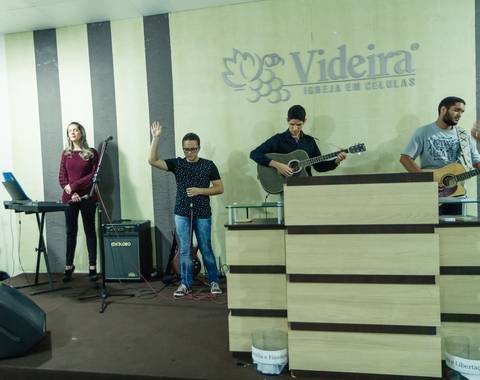 Grupo de louvor Culto Igreja Videira Vila Velha-ES pelo fotógrafo Douglas Maia'
