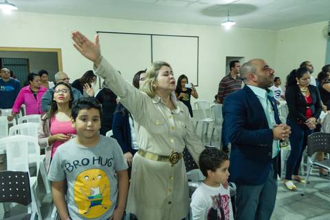 Família louva ao Senhor Culto Igreja Videira Vila Velha-ES pelo fotógrafo Douglas Maia'
