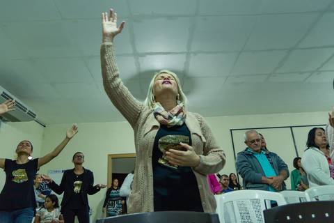 Mulher adorando a Deus Culto Igreja Videira Vila Velha-ES pelo fotógrafo Douglas Maia'