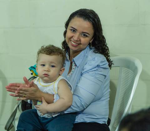 Mãe e filho no Culto Igreja Videira Vila Velha-ES pelo fotógrafo Douglas Maia'