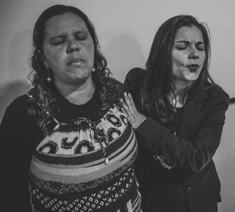 Irmãs em Cristo abraçadas Culto Igreja Videira Vila Velha-ES pelo fotógrafo Douglas Maia'