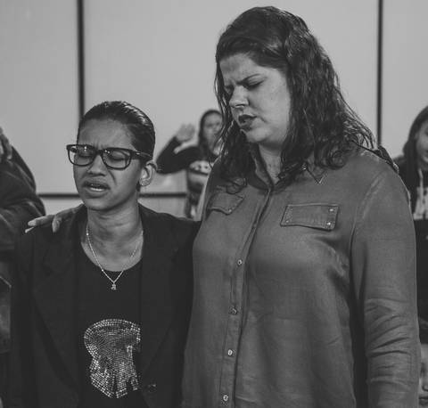Irmãs orando juntas Culto Igreja Videira Vila Velha-ES pelo fotógrafo Douglas Maia'