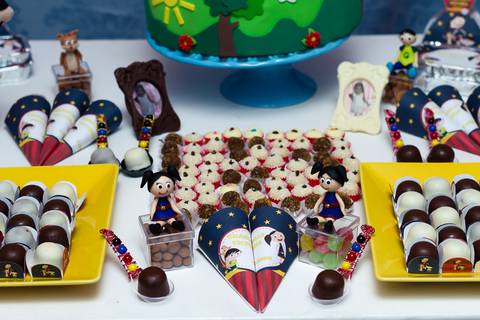 Mesa com doces Tema Show da Luna pelo fotógrafo Douglas Maia'