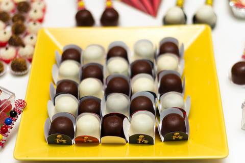 Bombons chocolate branco e preto pelo fotógrafo Douglas Maia'