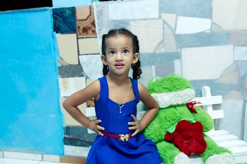 Aniversariante faz pose para foto pelo fotógrafo Douglas Maia'