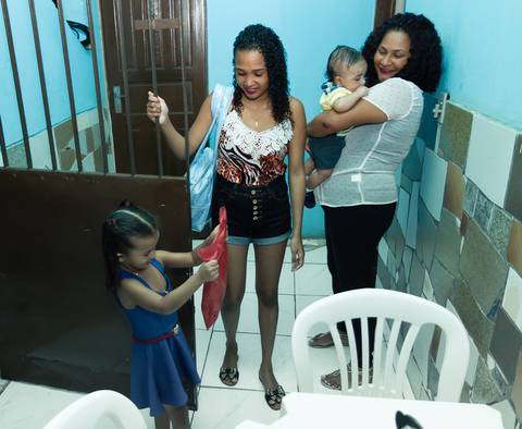 Emanuelly com presente na mão pelo fotógrafo Douglas Maia'