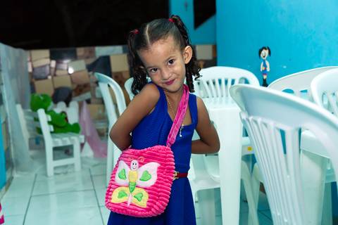 Emanuelly com bolsa rosa pelo fotógrafo Douglas Maia'