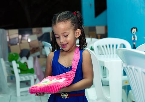 Emanuelly feliz com sua bolsa pelo fotógrafo Douglas Maia'