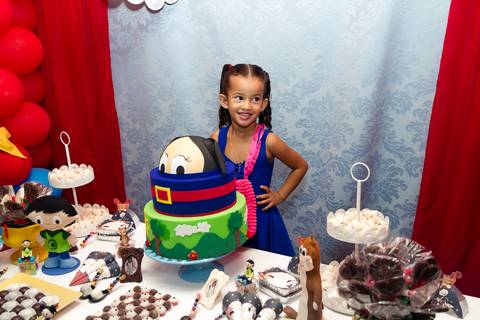 Emanuelly ao lado do bolo pelo fotógrafo Douglas Maia'