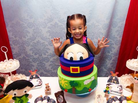 Olhando para o bolo pelo fotógrafo Douglas Maia'