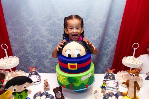 Emanuelly avança no bolo pelo fotógrafo Douglas Maia'