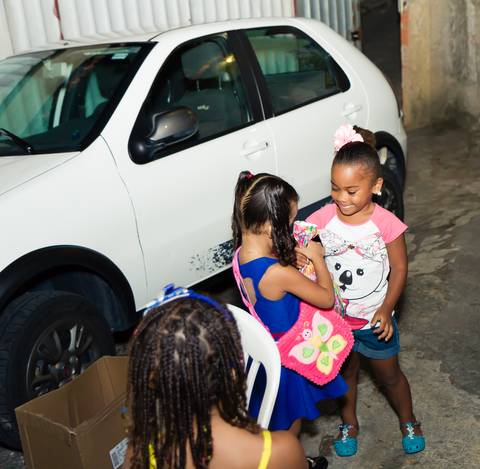 Emanuelly recebendo sua convidada pelo fotógrafo Douglas Maia'