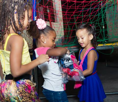 Amiga abre presente para Emanuelly pelo fotógrafo Douglas Maia'