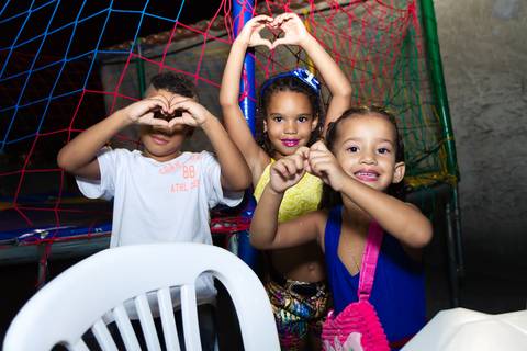 Fazendo coração com a mão pelo fotógrafo Douglas Maia'