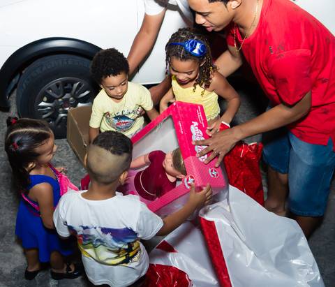 Emanuelly ganha boneca pelo fotógrafo Douglas Maia'