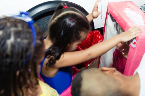 Emanuelly feliz com a boneca pelo fotógrafo Douglas Maia'