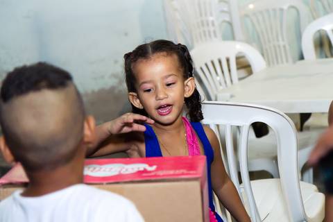 Olhando a boneca pelo fotógrafo Douglas Maia'