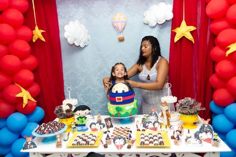 Mamãe arrumando o cabelo da Emanuelly pelo fotógrafo Douglas Maia'