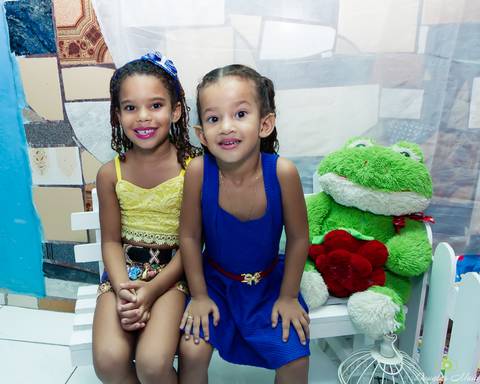 Emanuelly Victória ao lado de amiguinha pelo fotógrafo Douglas Maia'