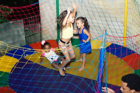 Meninas no pula pula pelo fotógrafo Douglas Maia'