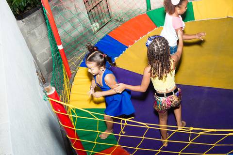 Alegria e diversão no pula pula pelo fotógrafo Douglas Maia'