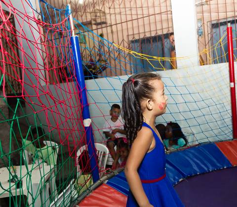 Emanuelly Victória no pula pula pelo fotógrafo Douglas Maia'