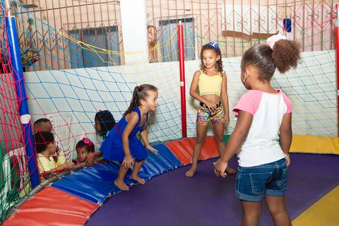 Diversão no pula pula pelo fotógrafo Douglas Maia'