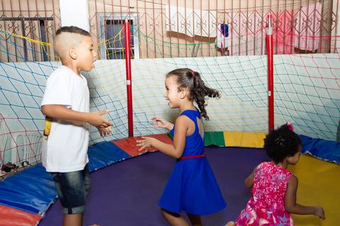 Emanuelly se diverte no pula pula pelo fotógrafo Douglas Maia'