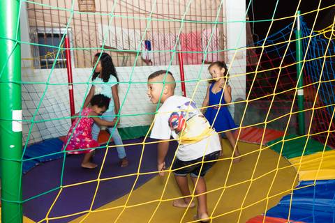 Crianças felizes no pula pula pelo fotógrafo Douglas Maia'