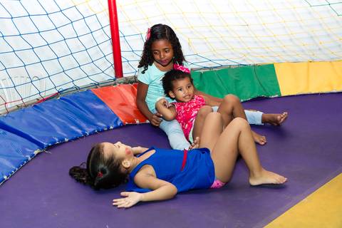 Emanuelly deitada no pula pula pelo fotógrafo Douglas Maia'